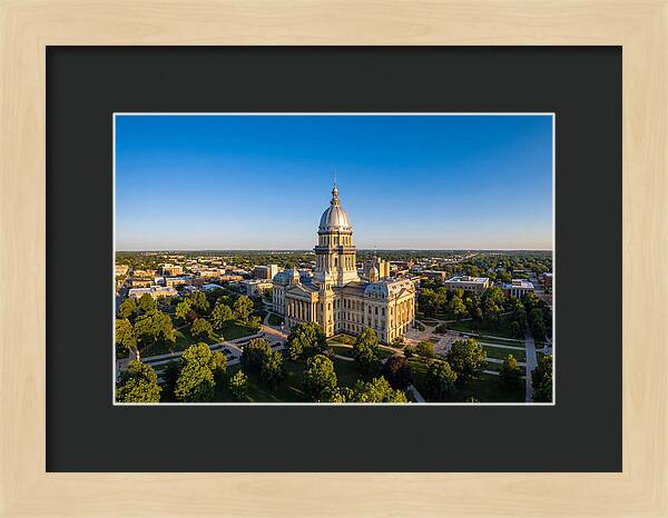 Illinois State Capitol At Dusk