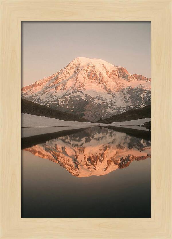 Mount Rainiers Serene Reflection