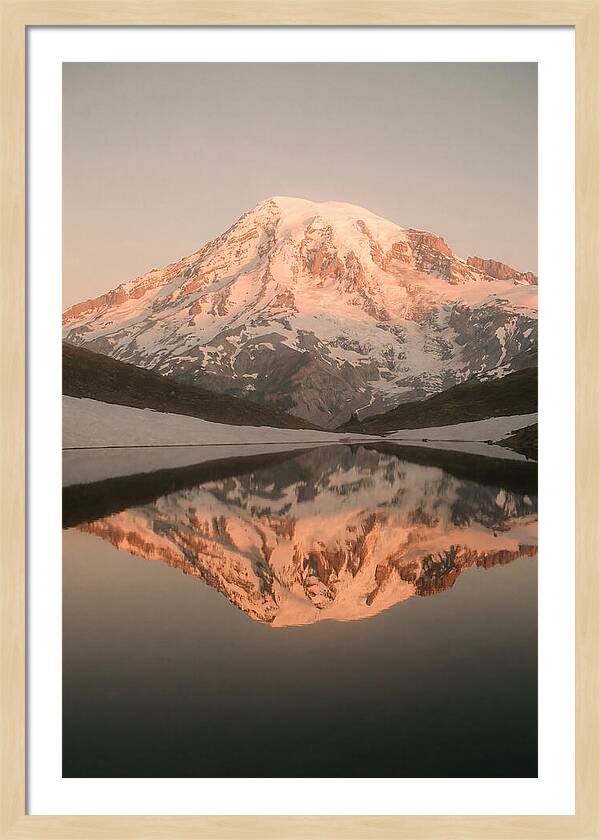 Mount Rainiers Serene Reflection