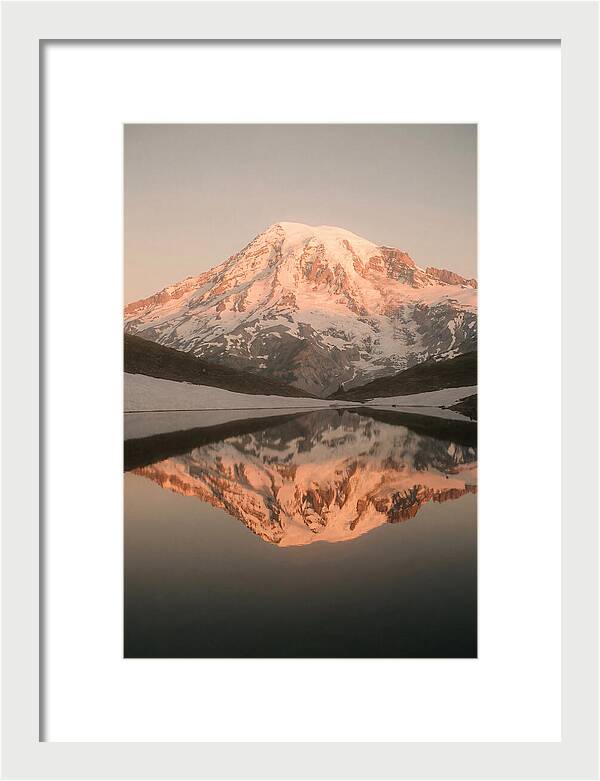 Mount Rainiers Serene Reflection