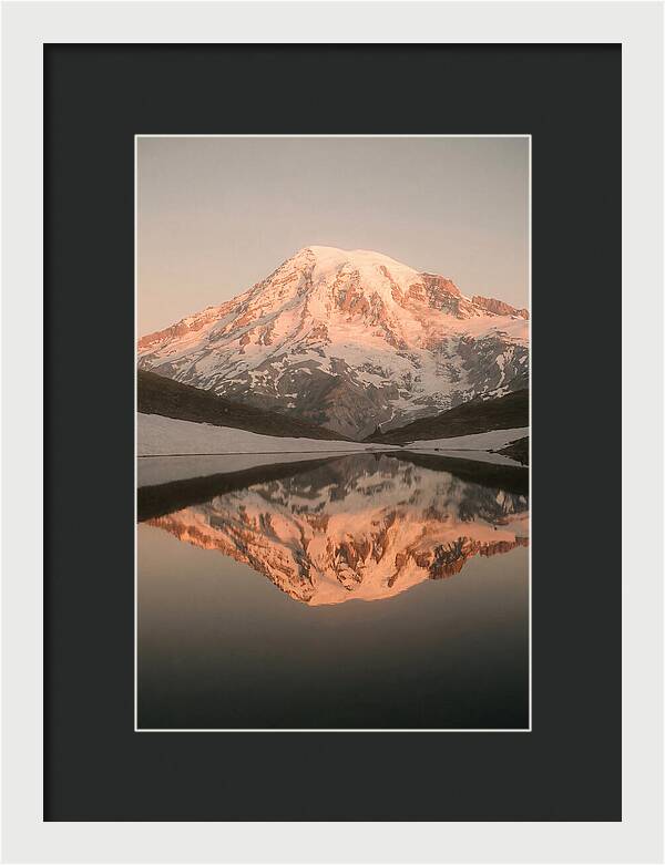 Mount Rainiers Serene Reflection