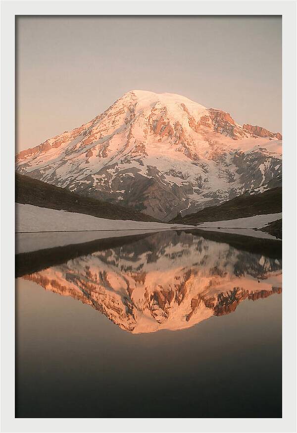Mount Rainiers Serene Reflection